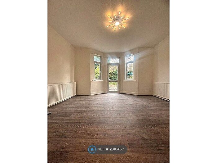 2 Bedroom Flat To Rent In Heathfield Road, London, W3