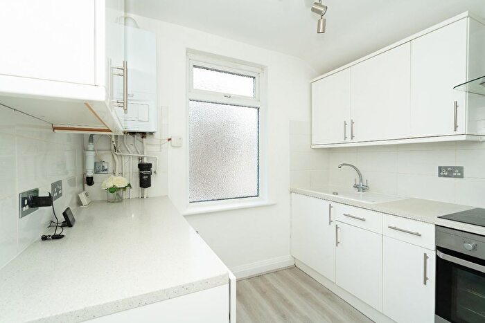 1 Bedroom Maisonette To Rent In Vicarage Road, Watford, Hertfordshire, WD18