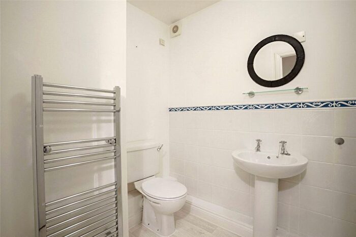 3 Bedroom Town House For Sale In Fawcett Close, London, SW16