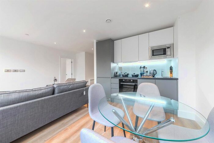 1 Bedroom Flat To Rent In Wood Street, East Grinstead, West Sussex, RH19