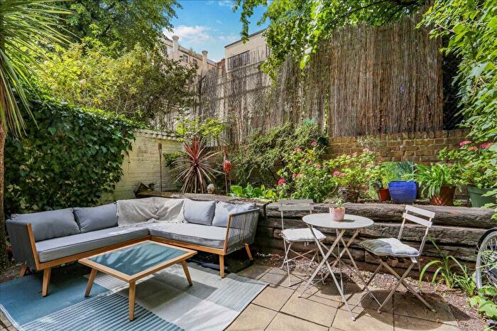 2 Bedroom Apartment For Sale In Windsor Road, London, N7