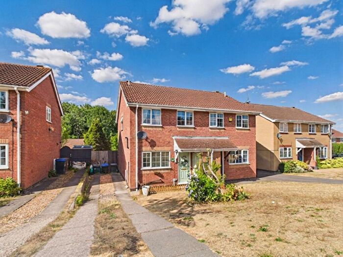 3 Bedroom Semi Detached House For Sale In Harksome Hill, Northampton, NN4