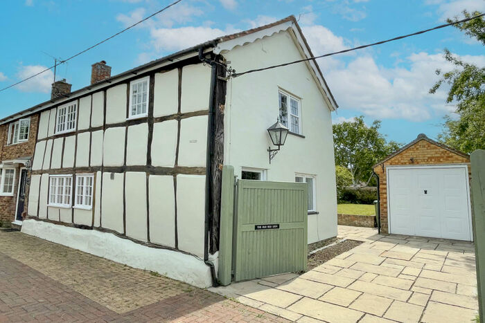2 Bedroom Cottage To Rent In Longwick Buckinghamshire, HP27