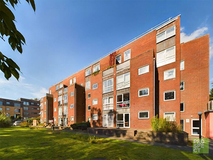 2 Bedroom Apartment For Sale In Bath Road, Reading, Berkshire, RG30