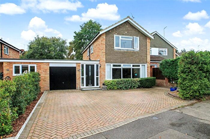 3 Bedroom Link Detached House For Sale In Hawthorn Road, Ripley, Surrey, GU23