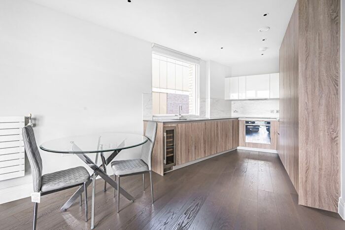 1 Bedroom Flat To Rent In Hamond Court, Queenshurst Square, Kingston Upon Thames, Surrey, KT2