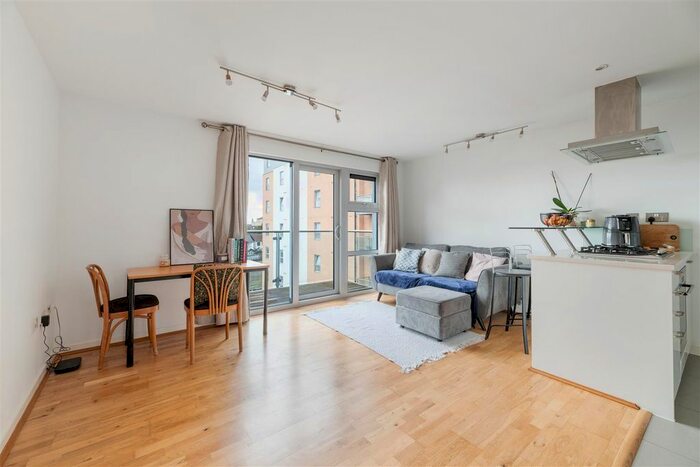 1 Bedroom Flat For Sale In Queen Mary Avenue, South Woodford, E18
