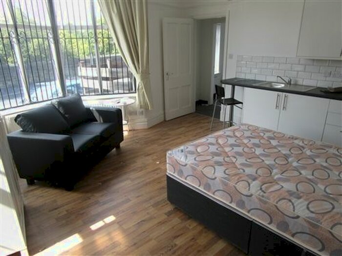 Studio To Rent In East Park Parade, East End Park, Leeds, LS9