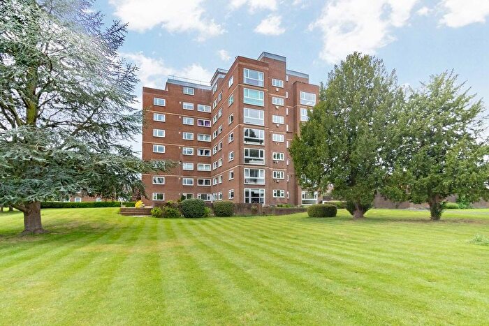 2 Bedroom Flat To Rent In Broom Park, Teddington, TW11