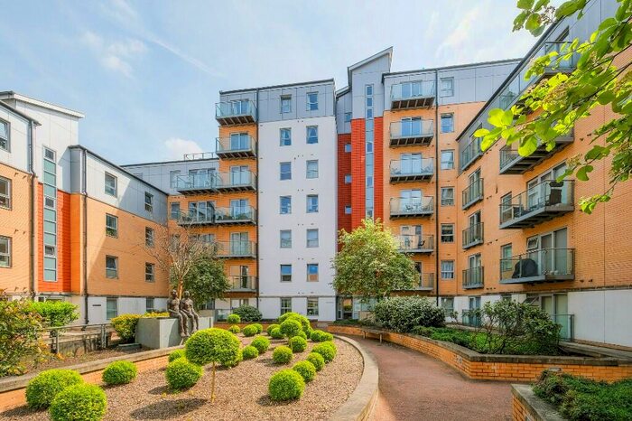 2 Bedroom Flat To Rent In Queen Mary Avenue, London, E18