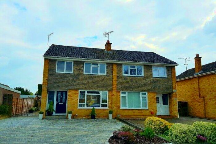 3 Bedroom Property To Rent In Heather Close, Horsham, RH12