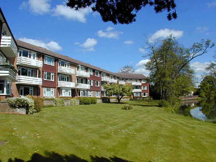 2 Bedroom Flat For Sale In Kingfisher Close, Hersham, KT12
