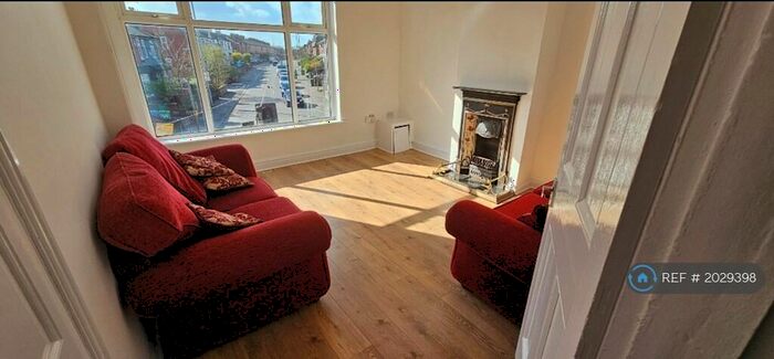 3 Bedroom Flat To Rent In Byrom Parade, Manchester, M19