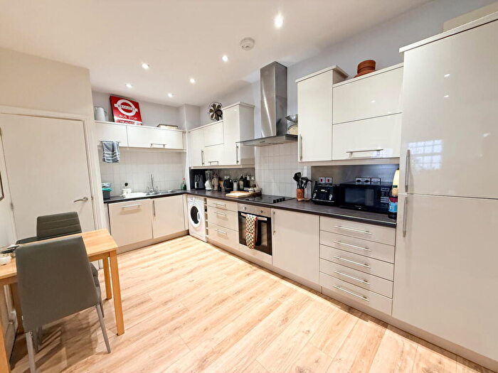 2 Bedroom Flat To Rent In Bear Lane, Farnham, GU9