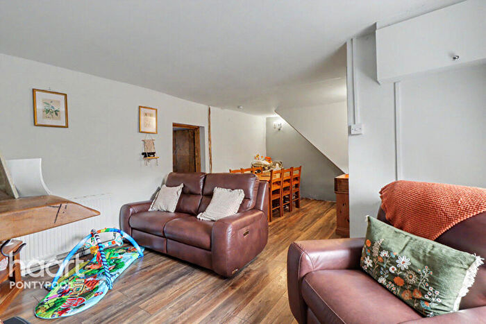 3 Bedroom End Of Terrace House For Sale In Snatchwood Road, Pontypool, NP4