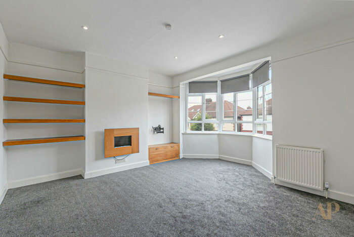2 Bedroom Apartment To Rent In Kennard Road, Friern Barnet, London, N11