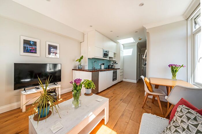 1 Bedroom Flat For Sale In Trinity Crescent, London, SW17