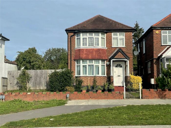 3 Bedroom Detached House To Rent In Mays Lane, Barnet, Hertfordshire, EN5