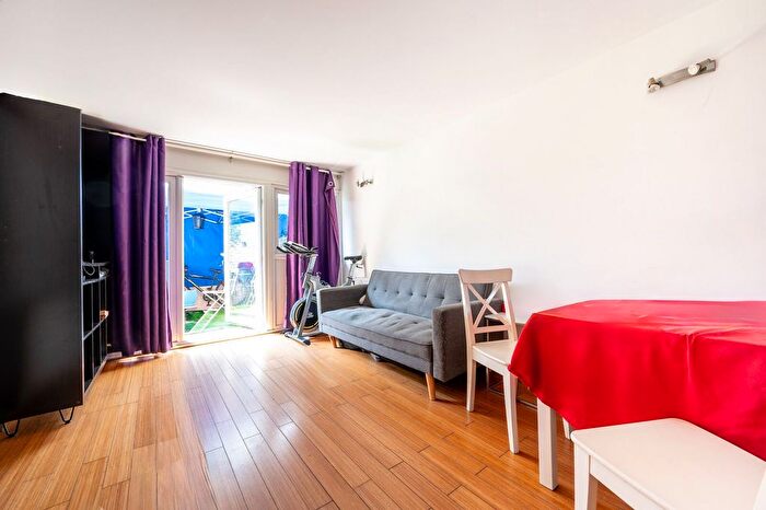 2 Bedroom Flat To Rent In Farnham Gardens, Raynes Park, London, SW20