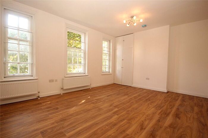 3 Bedroom Flat To Rent In Streatham High Road, London, SW16