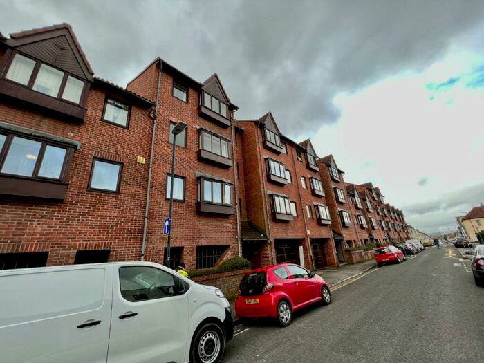 Flat To Rent In Frampton Court, Victoria Avenue, Redfield, Bristol, BS5