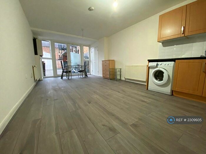 1 Bedroom Flat To Rent In Ivory Court, London, E9
