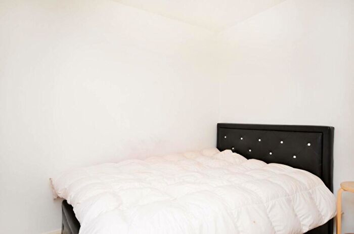 1 Bedroom Flat To Rent In Station Approach, West Byfleet, KT14