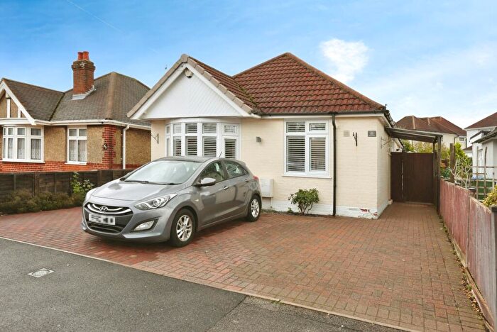 2 Bedroom Bungalow For Sale In Hatley Road, Southampton, Hampshire, SO18