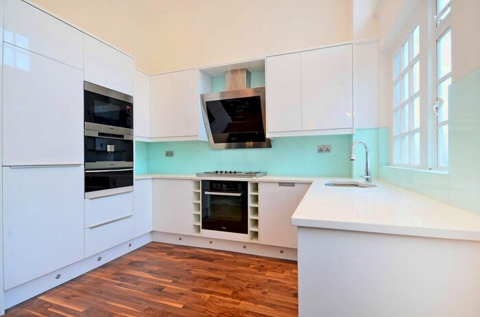 2 Bedroom Flat To Rent In Baker Street, Marylebone, London, NW1