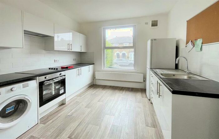 Flat To Rent In Princes Road, Romford, RM1