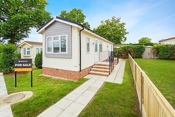 2 Bedroom Mobile/park Home For Sale In St James Close, Tonbridge, TN10