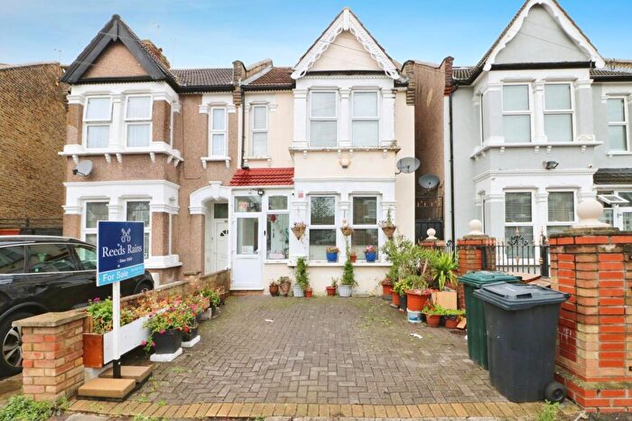 4 Bedroom Semi-Detached House For Sale In Wellesley Road, Ilford, IG1