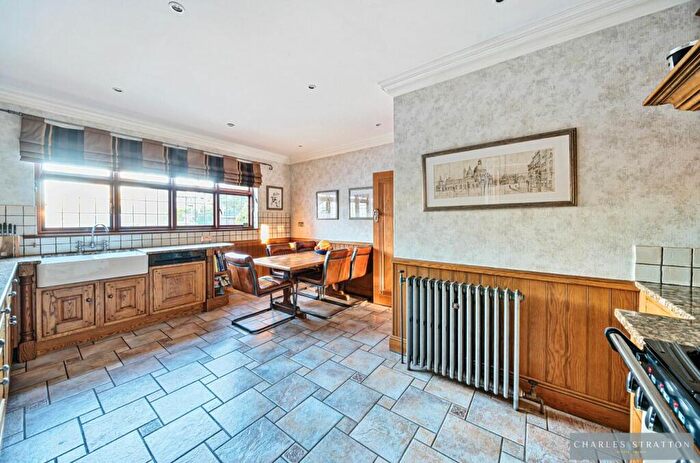 4 Bedroom Detached House For Sale In Gidea Close, Gidea Park, RM2