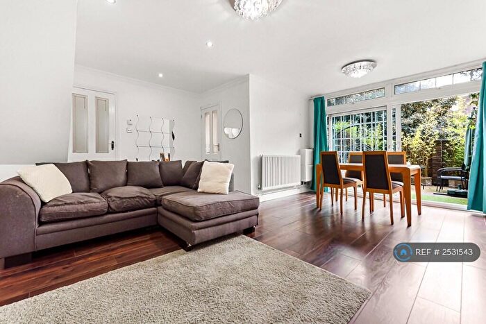 3 Bedroom Flat To Rent In Moorgreen House, London, EC1V