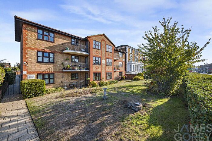 2 Bedroom Flat For Sale In Crook Log, Bexleyheath, DA6