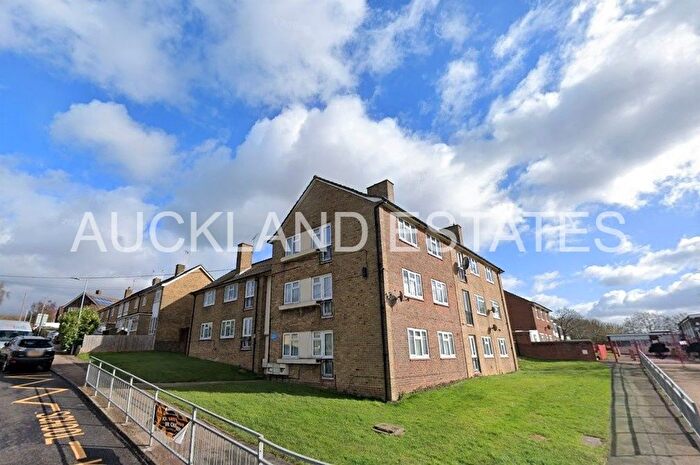 2 Bedroom Flat To Rent In Chace Avenue, Potters Bar, EN6