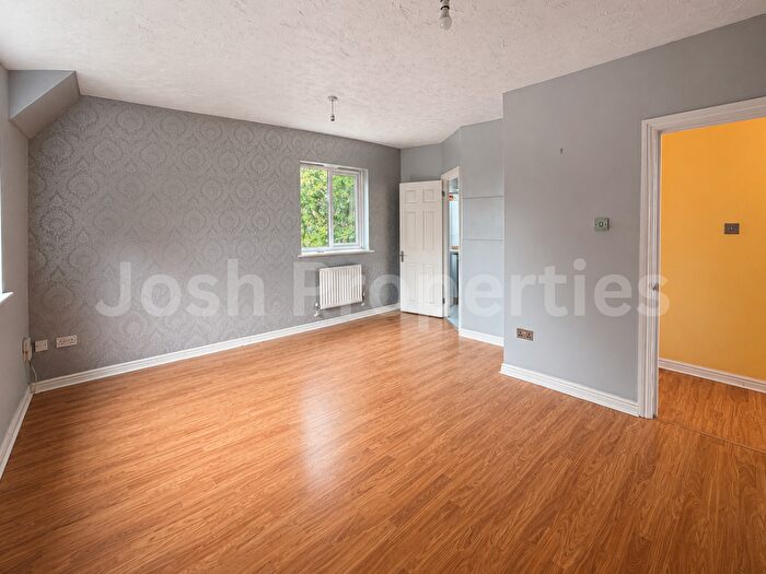 2 Bedroom Flat To Rent In Lupin Close, Romford, RM7