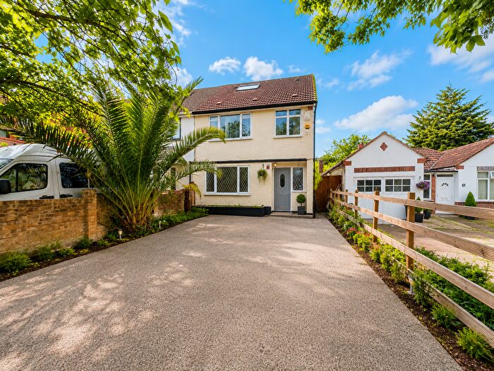 4 Bedroom Semi-Detached House For Sale In Tentelow Lane, Southall, Greater London, UB2