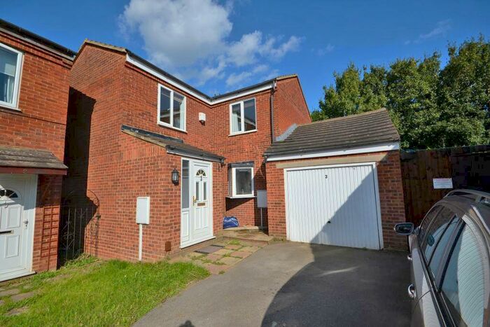3 Bedroom Detached House To Rent In Bampton Close, Furzton, Milton Keynes, Buckinghamshire, MK4