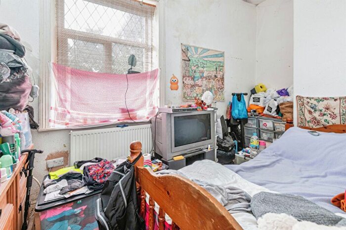 3 Bedroom Terraced House For Sale In Beacon Street, Birkby, Huddersfield, HD2