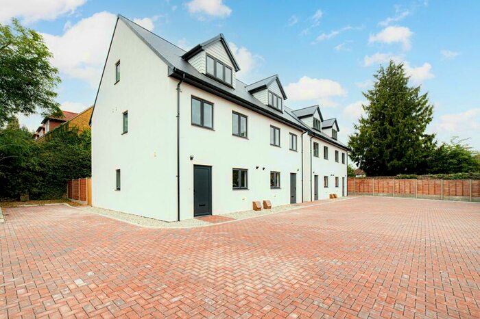 4 Bedroom Semi-Detached House To Rent In Sittingbourne, ME10