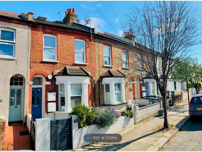 2 Bedroom Flat To Rent In Top Floor, Brentford, TW8