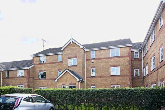 2 Bedroom Flat To Rent In Norwood Close, Cricklewood, London, NW2