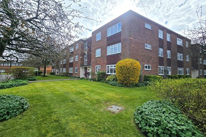 2 Bedroom Flat For Sale In Ellison Way, Tongham, Surrey, GU10