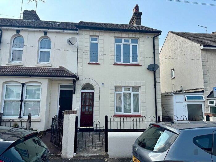 3 Bedroom End Of Terrace House To Rent In Adelaide Road, Gillingham, Kent, ME7