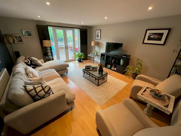 2 Bedroom Flat To Rent In Wilmslow Road, Didsbury, M20