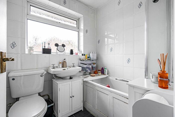 2 Bedroom Maisonette For Sale In Pear Tree Road, Ashford, Surrey, TW15