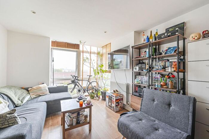 2 Bedroom Flat To Rent In Cassilis Road, Canary Wharf, London, E14