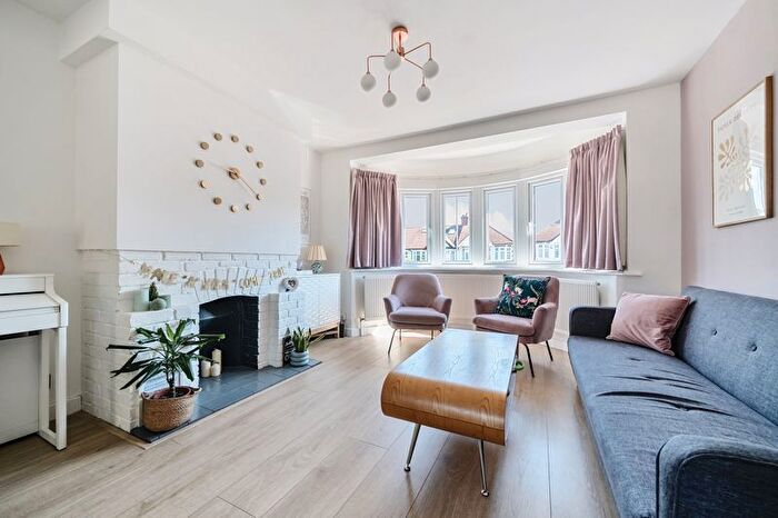 3 Bedroom Semi-Detached House For Sale In Church Hill Road, Barnet, EN4