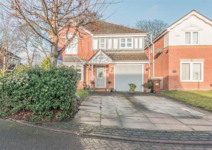 4 Bedroom Detached House For Sale In College View, Leeds, LS12